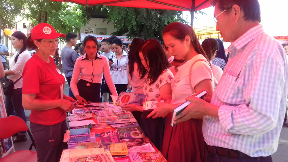 Студенты ЖАГУ принимали участие в акции  Библиокараван “Китеп кербени”